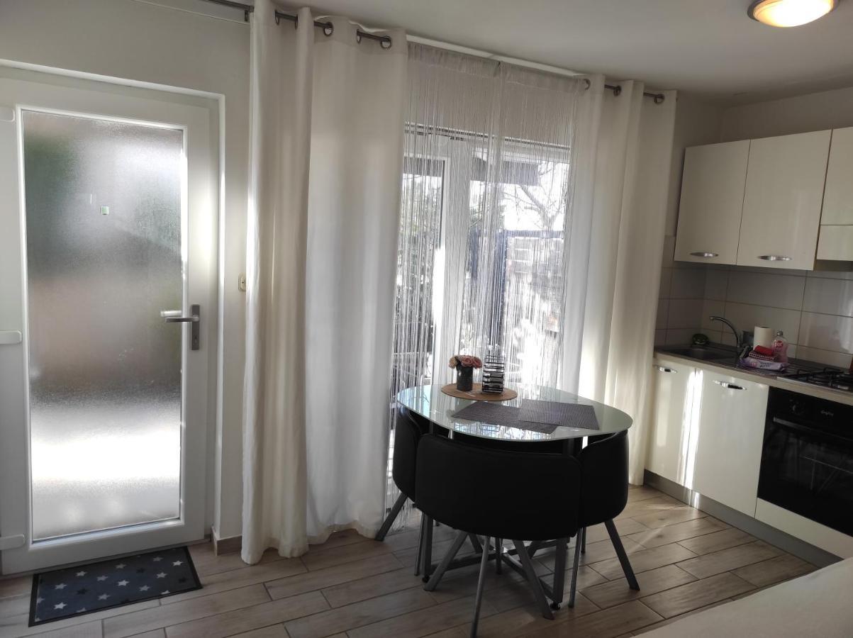 Apartments Emi & Nini シベニク エクステリア 写真