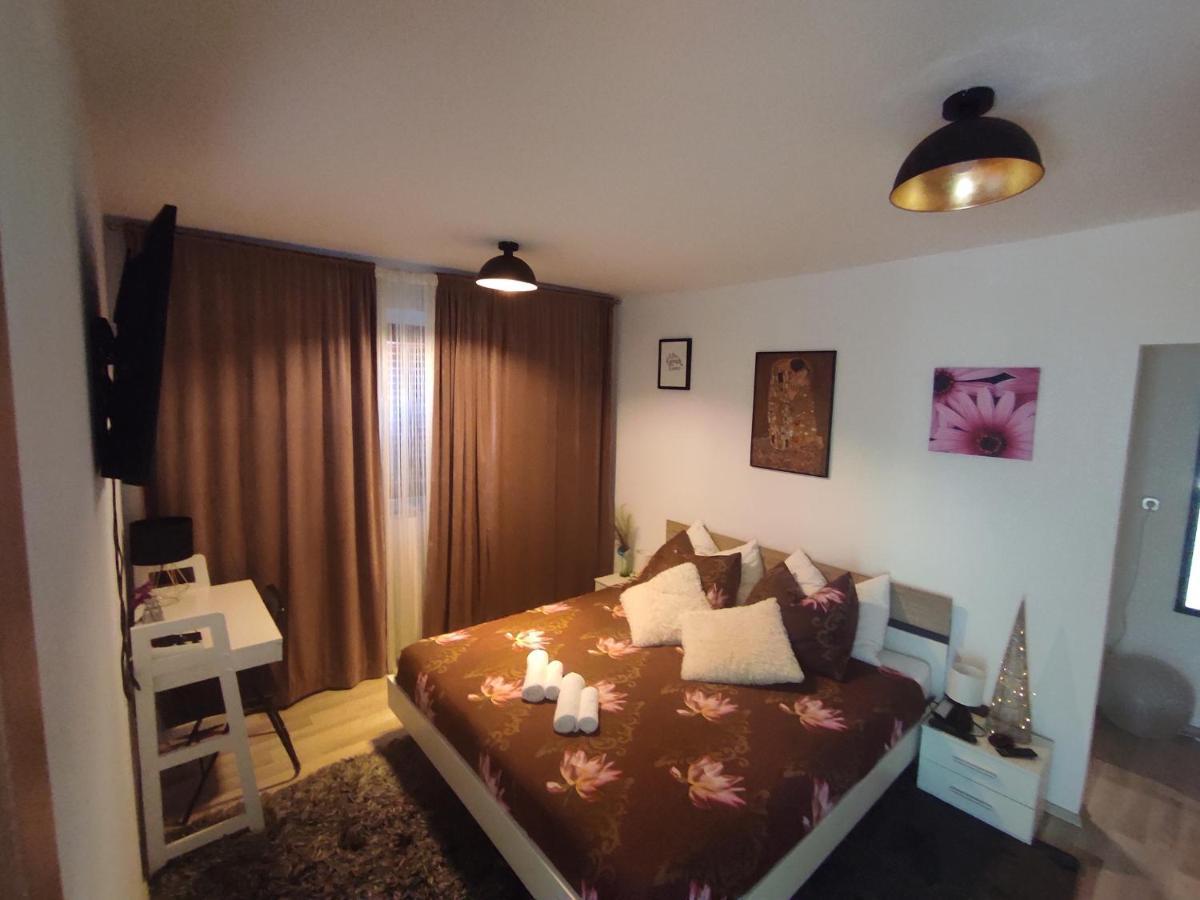 Apartments Emi & Nini シベニク エクステリア 写真