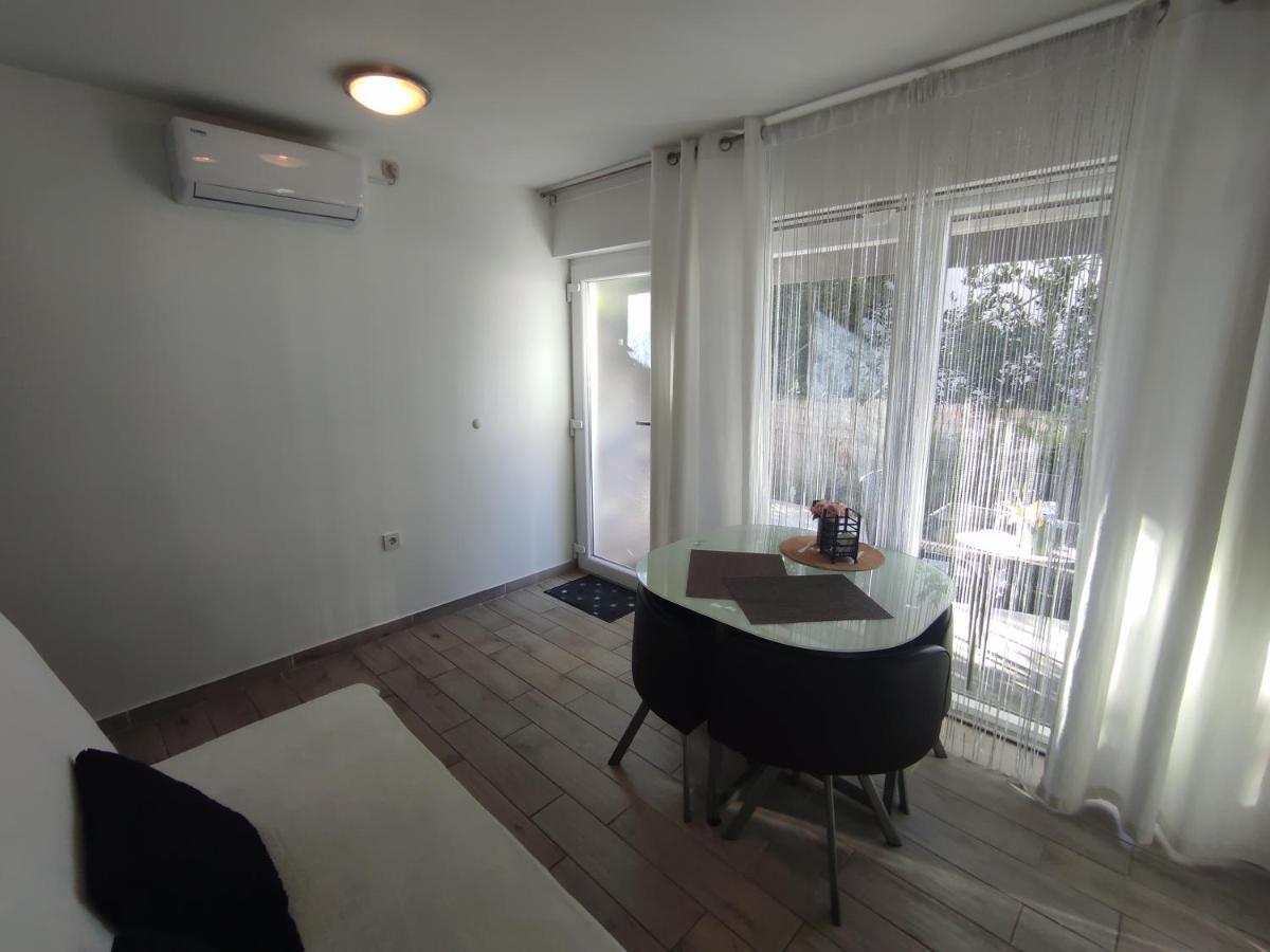 Apartments Emi & Nini シベニク エクステリア 写真