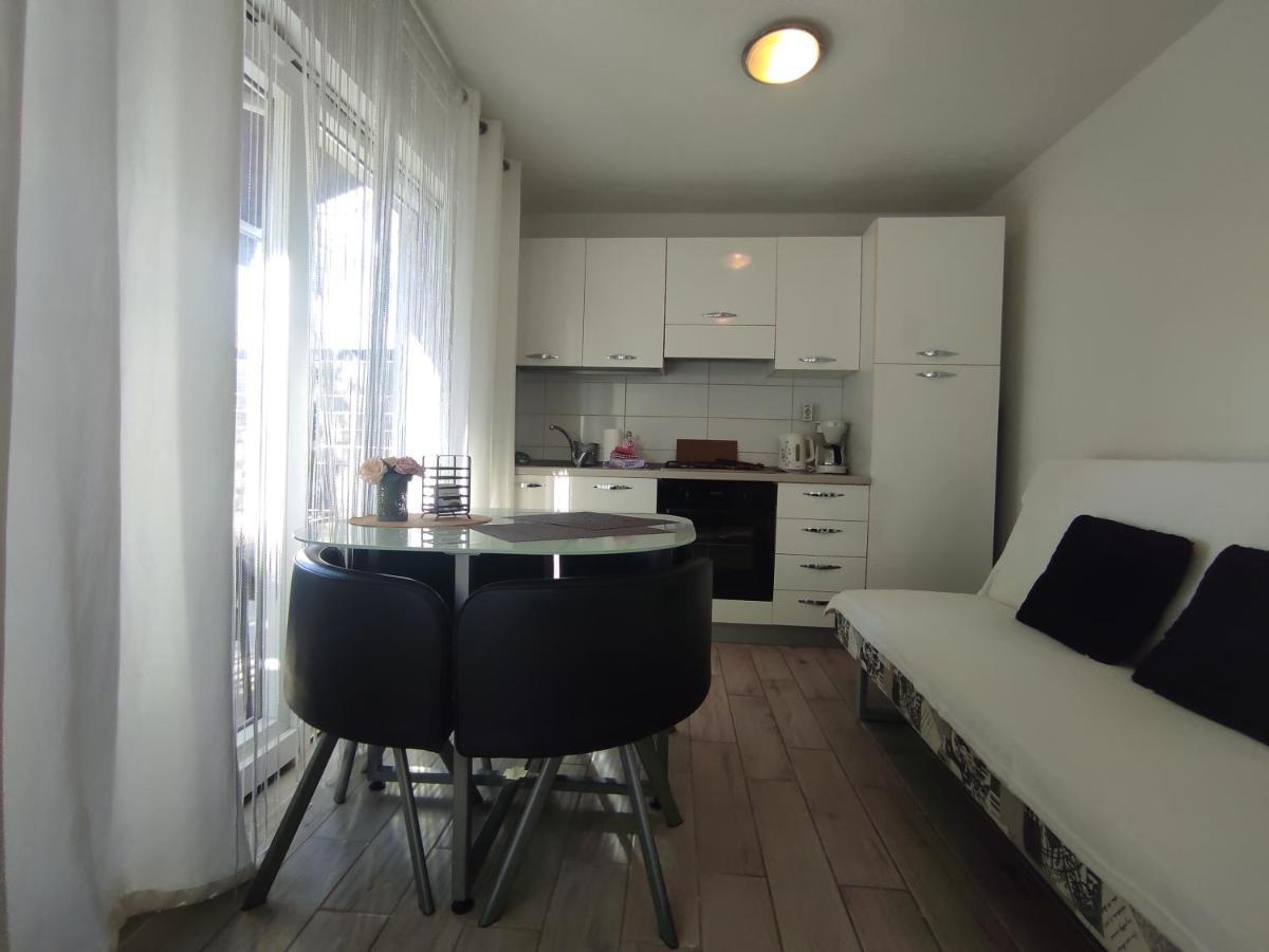 Apartments Emi & Nini シベニク エクステリア 写真