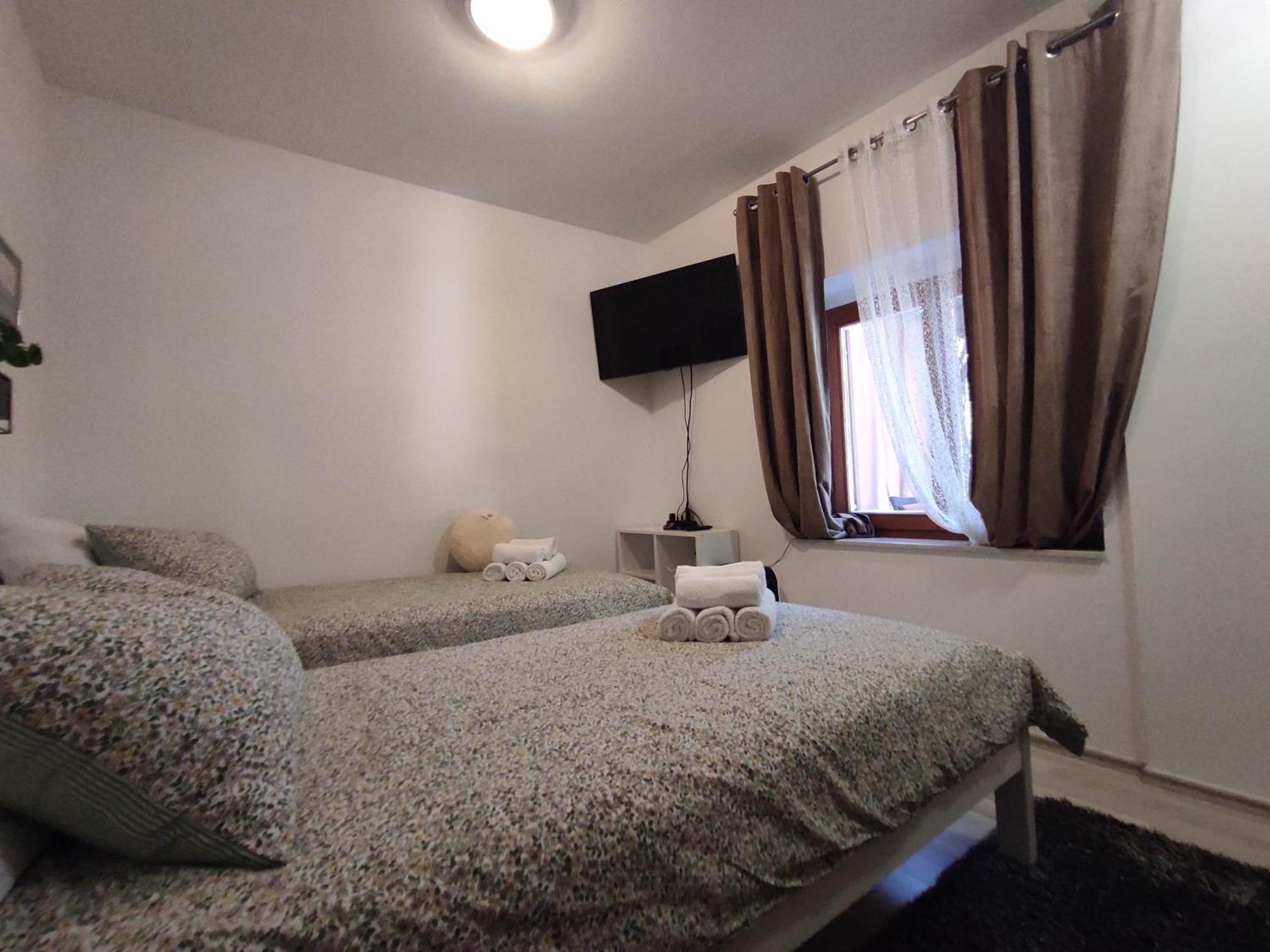 Apartments Emi & Nini シベニク エクステリア 写真